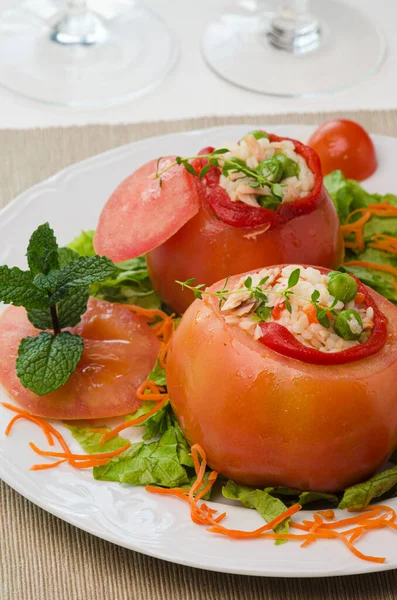 Assiette Avec Tomates Farcies Riz Garnie Laitue Carottes Quelques Feuilles — Photo