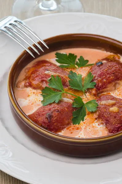 Tontopf Mit Piquillo Sauce Gefüllt Mit Schinken Und Garnelen — Stockfoto