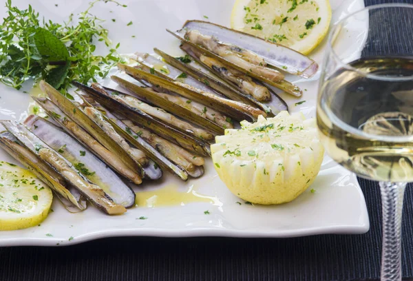 Piatto Con Ensis Arcuatus Grigliato Decorato Con Limoni Prezzemolo Accompagnato — Foto Stock