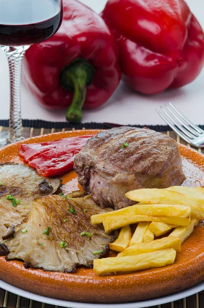 Clay Plate Veal Grilled Mushrooms Red Pepper Fried Potatoes — Stock Photo, Image