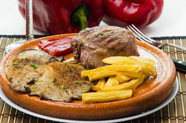 Tonteller Mit Kalbfleisch Gegrillten Pilzen Paprika Und Bratkartoffeln — Stockfoto