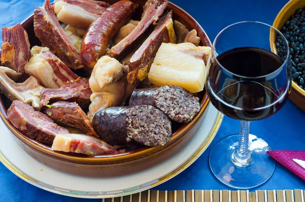 典型的なスペイン料理と粘土鍋 腐った鍋 黒豆と 米黒プリン 振り子とベーコン — ストック写真