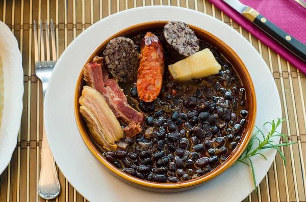 Tipik Bir Spanyol Yemeği Olan Kil Çömlekler Çürük Tencere Siyah — Stok fotoğraf