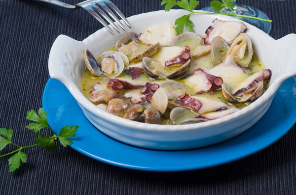 Ciotola Ceramica Polpo Con Vongole Salsa Verde Guarnita Con Rametto — Foto Stock