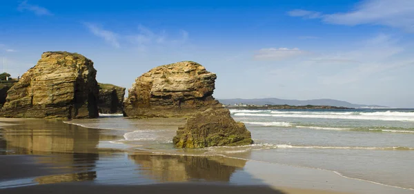 プラヤデラスCatedrales アグアサンタスビーチの観光名前は スペインの州の海岸に リバデオのガリシア自治体に位置しています — ストック写真