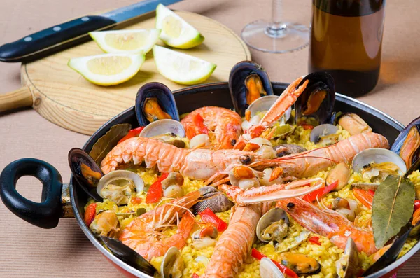 Detail Seafood Paella Crayfish Mussels Clams Cockles Wood Cut Lemons — Stock Photo, Image