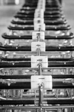 Bir süpermarkette müşteri satın almak için sıra sıra metal tramvaylar