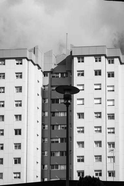 Facade Apartment Building Shadowed Lamppost Foreground — Zdjęcie stockowe