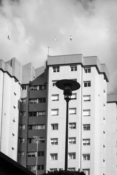 Facade Apartment Building Shadowed Lamppost Foreground — Stockfoto