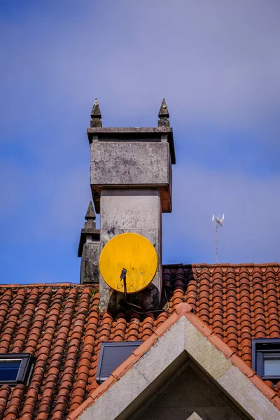 Liten Parabolantenn Installerad Framför Skorsten Ett Hus Galicien Spanien — Stockfoto