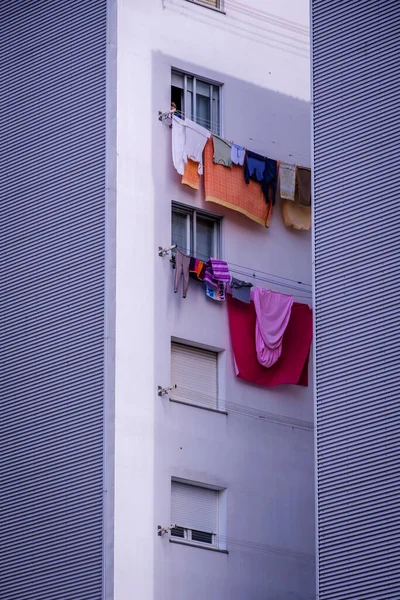 Detalhe Roupas Penduradas Cores Brilhantes Prédio Apartamentos Galiza Espanha — Fotografia de Stock