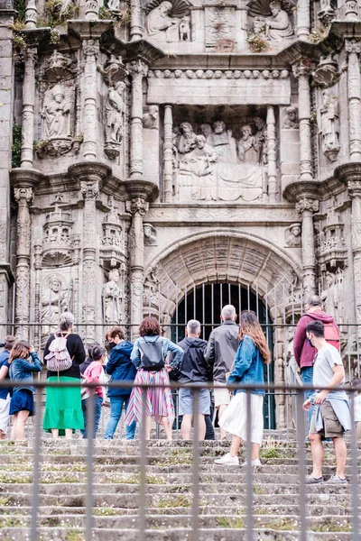 Pontevedra Espagne Juillet 2021 Groupe Touristes Observe Façade Plateresque Basilique — Photo