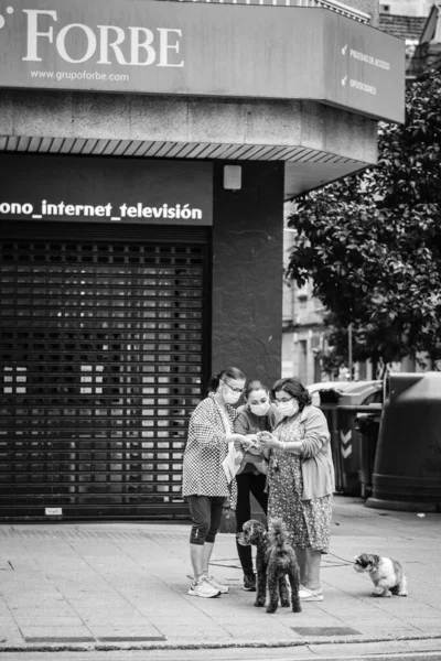 Pontevedra Spain July 2021 Three Women Street Carefully Observe Smartphone — Stok fotoğraf