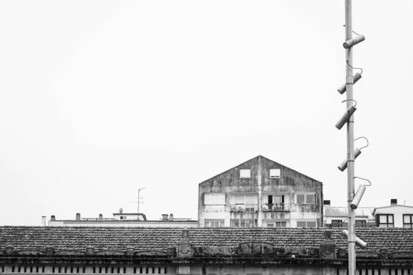 Ein Gebäude Ragt Auf Dem Dach Eines Anderen Der Stadt — Stockfoto