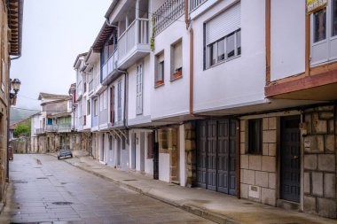 Celanova köyünde geleneksel Galiçya mimarisine sahip eski sokaklardan biri, (İspanya))