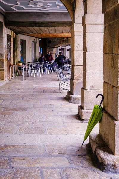 Celanova Spanien April 2021 Grüner Regenschirm Einer Wand Einiger Arkaden — Stockfoto