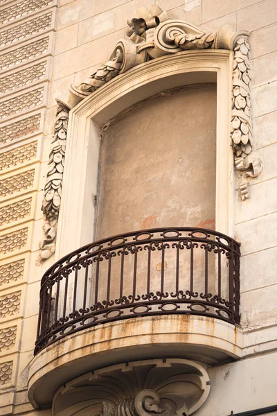 Curiosa Ventana Modernista Barcelona España —  Fotos de Stock