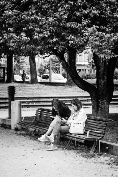 Pontevedra Spain July 2021 Two Women Consult Smartphone Sitting Wooden — Stock Photo, Image