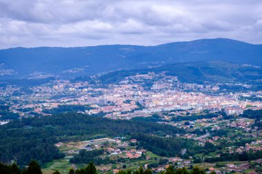 Monte de A Fracha bakış açısı, orman parkı. Galiçya 'daki Pontevedra şehri ve muhtelif mahallelerine tam bir perspektif sağlar (İspanya).)