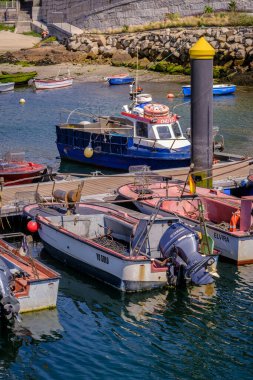 POIO, İspanya - 31 Ağustos 2021: Balıkçılık limanı, sayısız ahşap tekne ile onları fırtınalardan korumak için demirlemiştir.