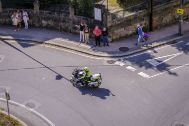PONTEVEDRA, SPAIN - 4 Eylül 2021: Sivil Muhafız bir kavşaktan geçer, İspanya 'ya yapılan bisiklet turu sırasında,.