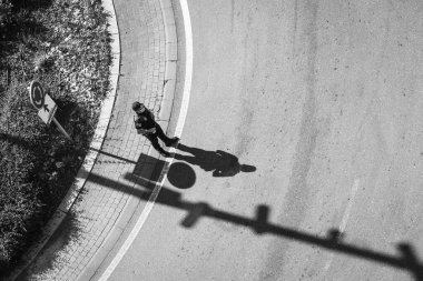 PONTEVEDRA, SPAIN - 4 EPTEMBER 2021: Bir yerel polis ajanı, İspanya bisiklet turu sırasında asfalta gölgesini yansıtıyor..