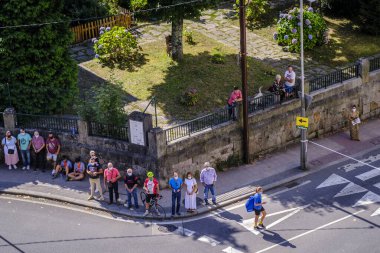PONTEVEDRA, SPAIN - 4 Eylül 2021: İzleyiciler sabırla İspanya 'da bisiklet turunun geçişini bekliyorlar..
