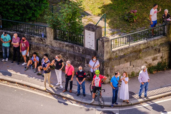 Pontevedra Hiszpania Wrzesień 2021 Widzowie Cierpliwie Czekają Przejście Wycieczki Rowerowej — Zdjęcie stockowe