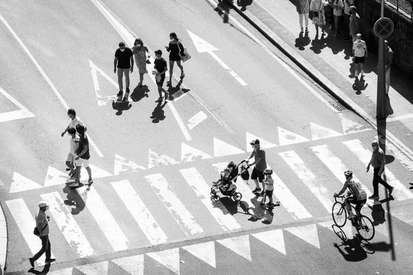 Pontevedra Spain September 2021 Black White Photo People Crossing Pedestrian — Fotografia de Stock