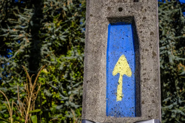 Cementová Tyč Žlutou Šipkou Modrém Pozadí Označující Camino Santiago Galicii — Stock fotografie