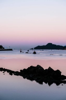 Ria de Pontevedra 'da gün doğumu, Galiçya' da Lerez nehri tarafından oluşturulan haliçtir (İspanya).)