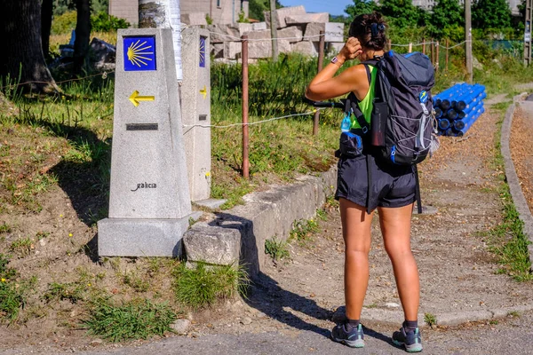 Pontevedra Spain September 2021 Young Pilgrim Backpack Observes Posts Indicate — Stockfoto