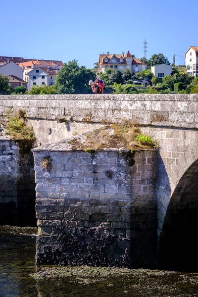 Pontesampaio Hiszpania Wrzesień 2021 Pielgrzym Obserwuje Wody Rzeki Verdugo Rzymskim — Zdjęcie stockowe