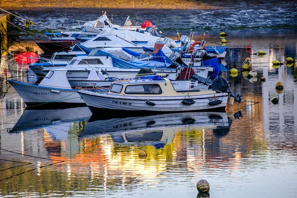 Понтеведра Испания Сентября 2021 Несколько Прогулочных Рыбацких Лодок Стоящих Якоре — стоковое фото