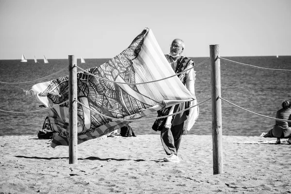 Barcelona Spain February 2022 Man Rents Bedspreads Users Urban Beach — Zdjęcie stockowe