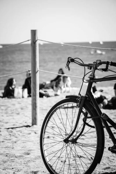 Silhouette Parked Bicycle People Out Focus Background Beach — Foto Stock