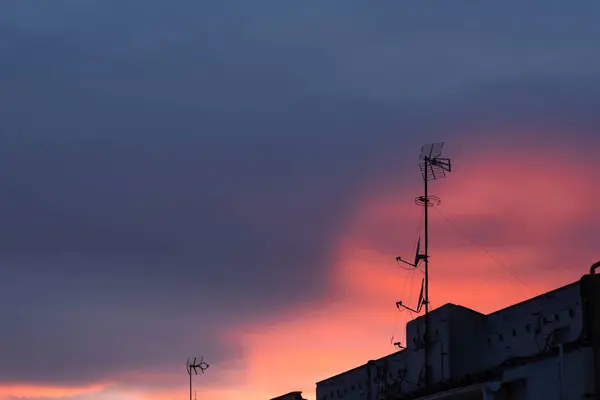 Silhuett Antenn Vid Solnedgången Med Nyfiken Molnbildning — Stockfoto