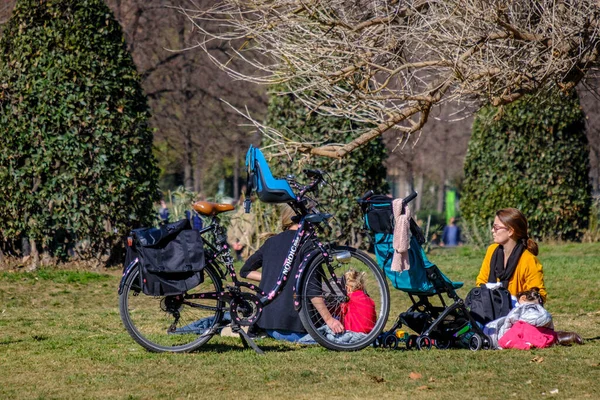 Barcelona Spain February 2022 Family Bicycle Parked Next Enjoys Sunny — Stock Photo, Image