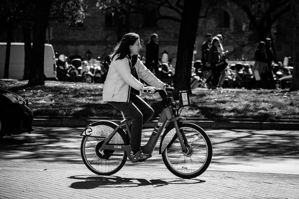 Barcelona Espanha Fevereiro 2022 Uma Mulher Uma Bicicleta Aluguel Passeia — Fotografia de Stock