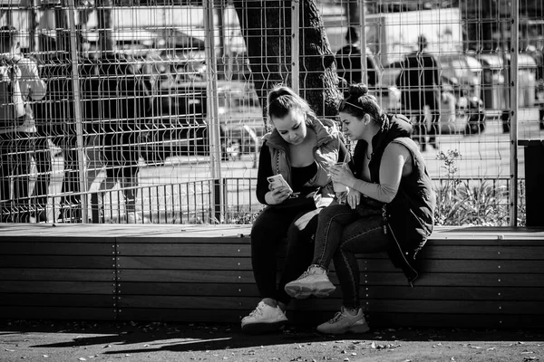 バルセロナ スペイン 2022年2月20日 コーヒーを飲みながら日光浴をし スマートフォンをチェックする2人の女の子 — ストック写真