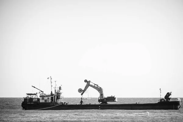 Barcelone Espagne Février 2022 Bateau Drague Sable Près Plage Urbaine — Photo