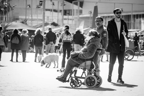 Barcelona Ισπανια Φεβρουαριου 2022 Ένας Άνδρας Σπρώχνει Μια Αναπηρική Καρέκλα — Φωτογραφία Αρχείου