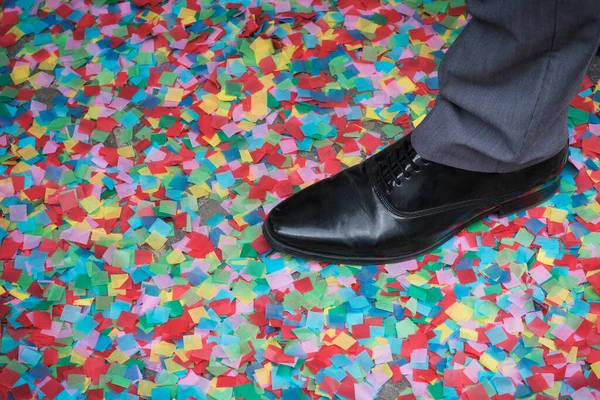 Zapato Pisando Piso Lleno Papel Colores Después Celebración Una Boda — Foto de Stock