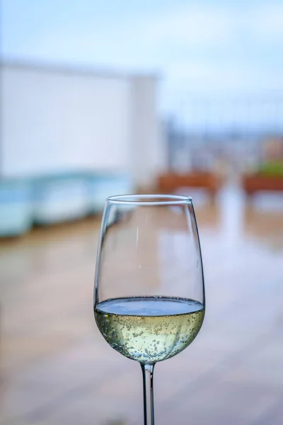 Grand Verre Vin Blanc Mousseux Avec Fond Flou — Photo