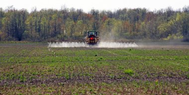 Çiftçi alanlar spreyler