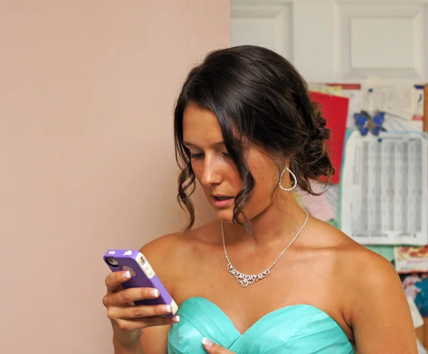 Красивая молодая леди проверяет свои сообщения — стоковое фото