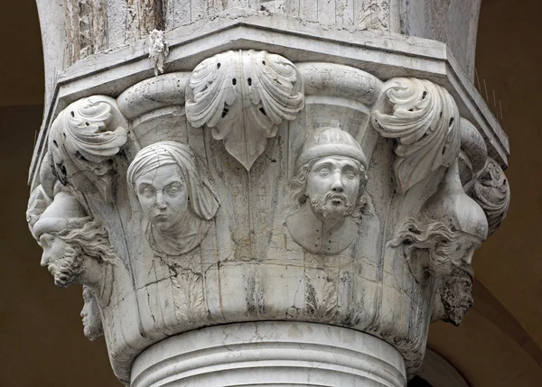 Détail d'une colonne de marbre sculpté — Photo