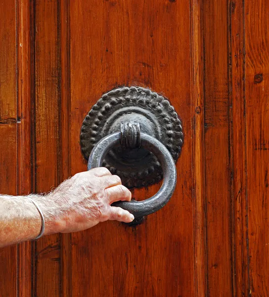 L'homme frappe à la porte — Photo