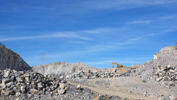 Bagger auf Steinhaufen — Stockfoto