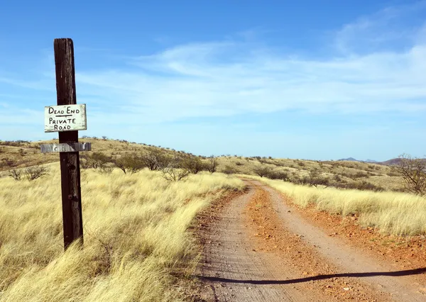 Dead end dirt road in the desert — Stock Photo, Image